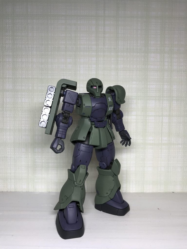 最後は素立ちで。
緑部分はタミヤスプレーのフィールドグレイを使用しています。
ダークグレー部はそのままで、暗紫色はタミヤアクリルのパープル、ダークグレイ、ホワイトを調色して筆塗りしました。