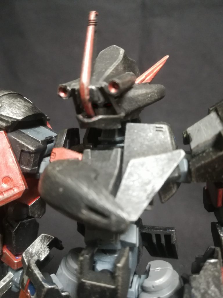 頭部装甲の奧にはガンダムタイプのようなツインアイが存在している。