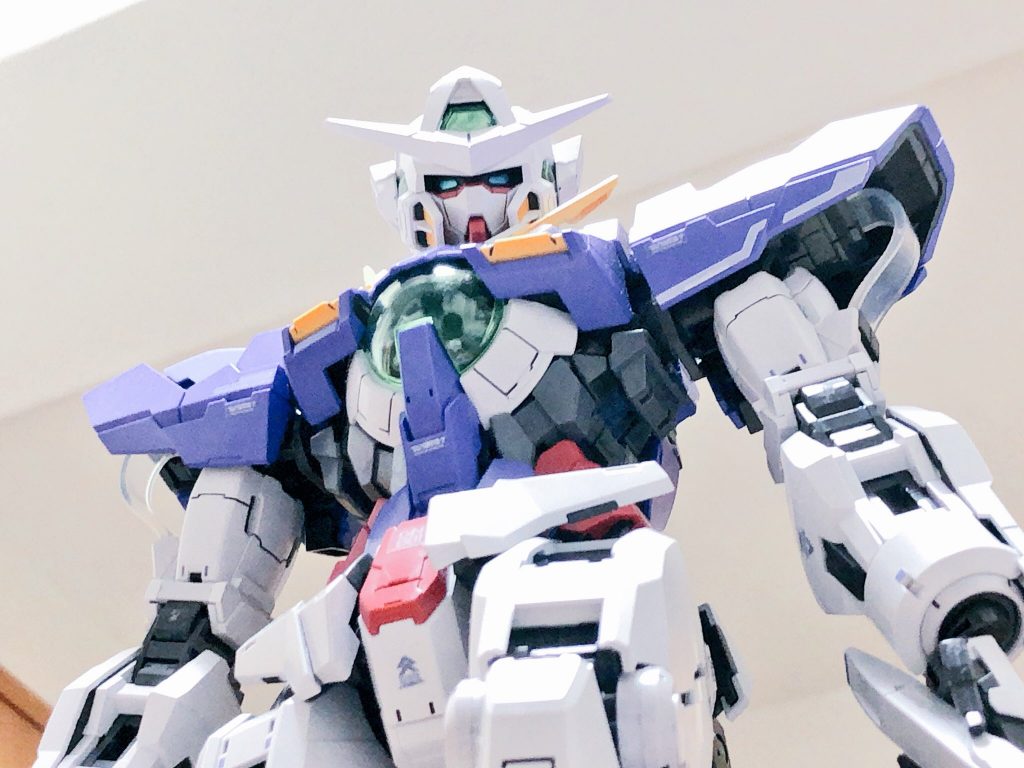 トランザムのポーズ(見切れてるけど)
首がどのキットよりも前に傾くので、したから撮影しても顔が良く見える!