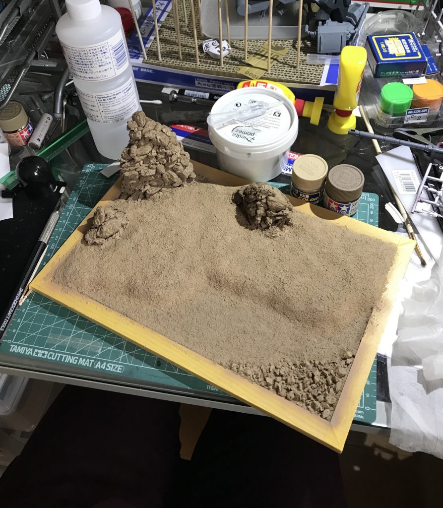 ジオラマ製作⑥ ダークアース:1 タン:3くらいで希釈してエアブラシ塗装。