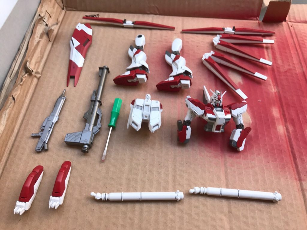 スプレー缶を空にするぐらい厚く塗装したことによりパーツのはまりがかなり悪かったです…
なんとかして入れる為にドライバーで少し削ったりニッパーで微調整をしてはめることが出来ました。