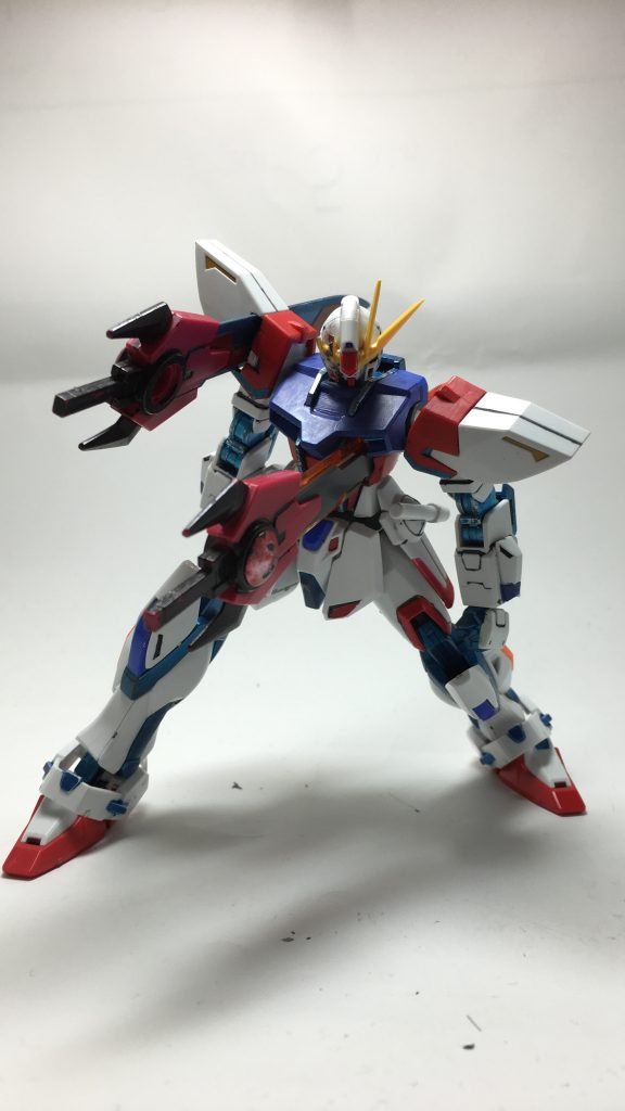 ## ビルドストライク(ダークマター戦中破仕様)
RGシステム起動状態のビルスト、右肩と左腹部に大穴開けて、剣を刺せるようにしてあり、機体各部の関節や黒い部分をメタリックブルーで塗装してある。