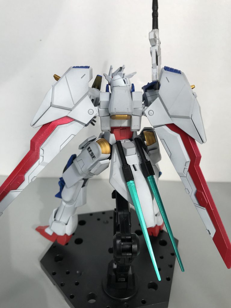 ウイングは粒子放出をイメージして赤く発色させました。パールレッドにクリアレッドを重ねて塗装。機体本体はツヤ消し塗装で赤が際立つようにしました。