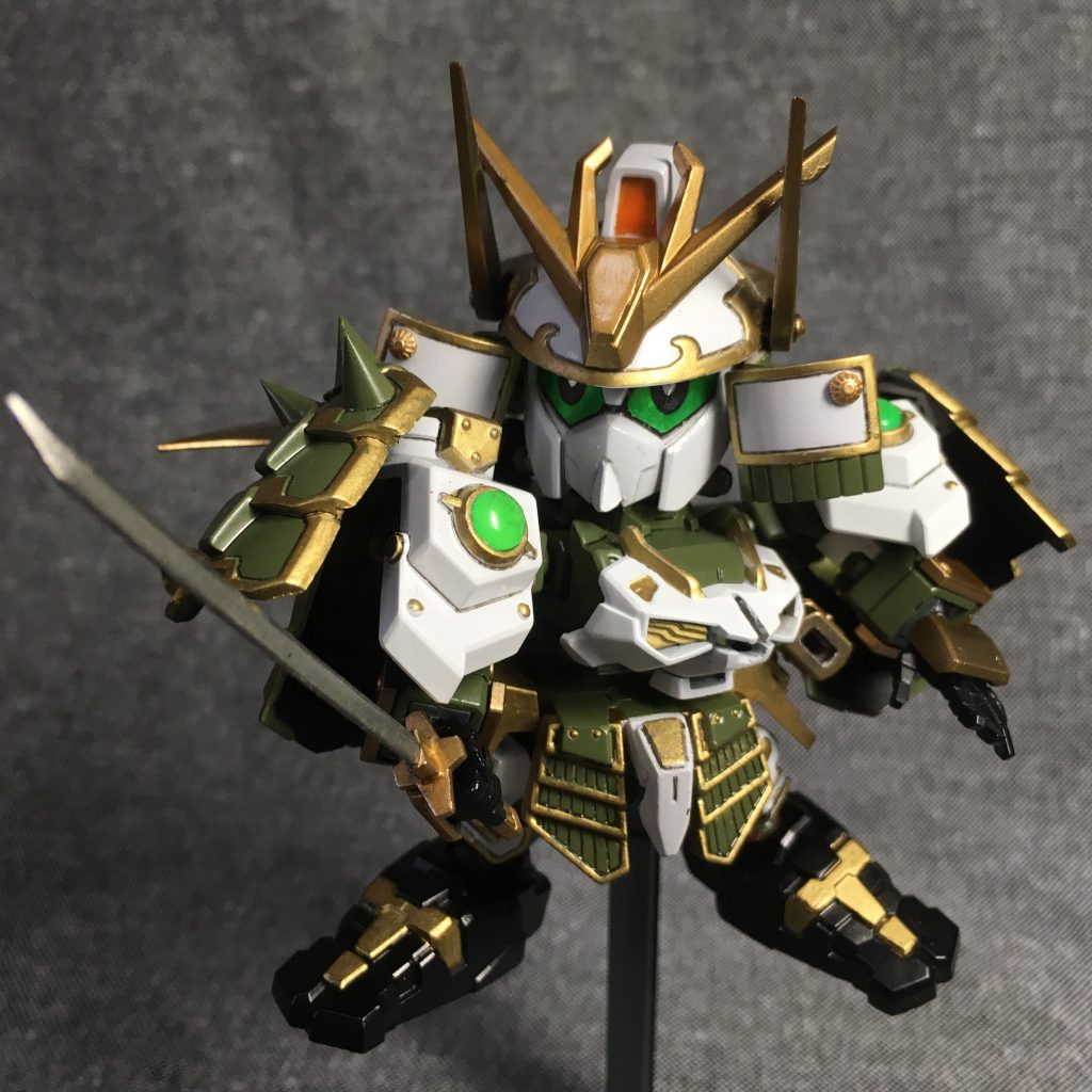 肩鎧が大きく干渉するため、あまり大胆なポーズを付けることができないのが反省点です。