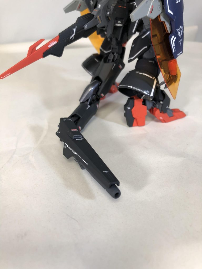 後方から。ダナジンテールの先端は実体弾キャノン。質量兵器としても使います。