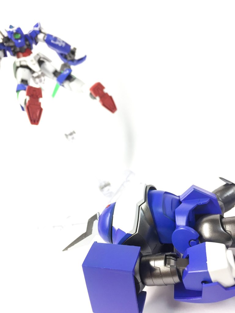 役目を終えた機体は、飛翔するのクアンタを眺めながら、静かに停止した…