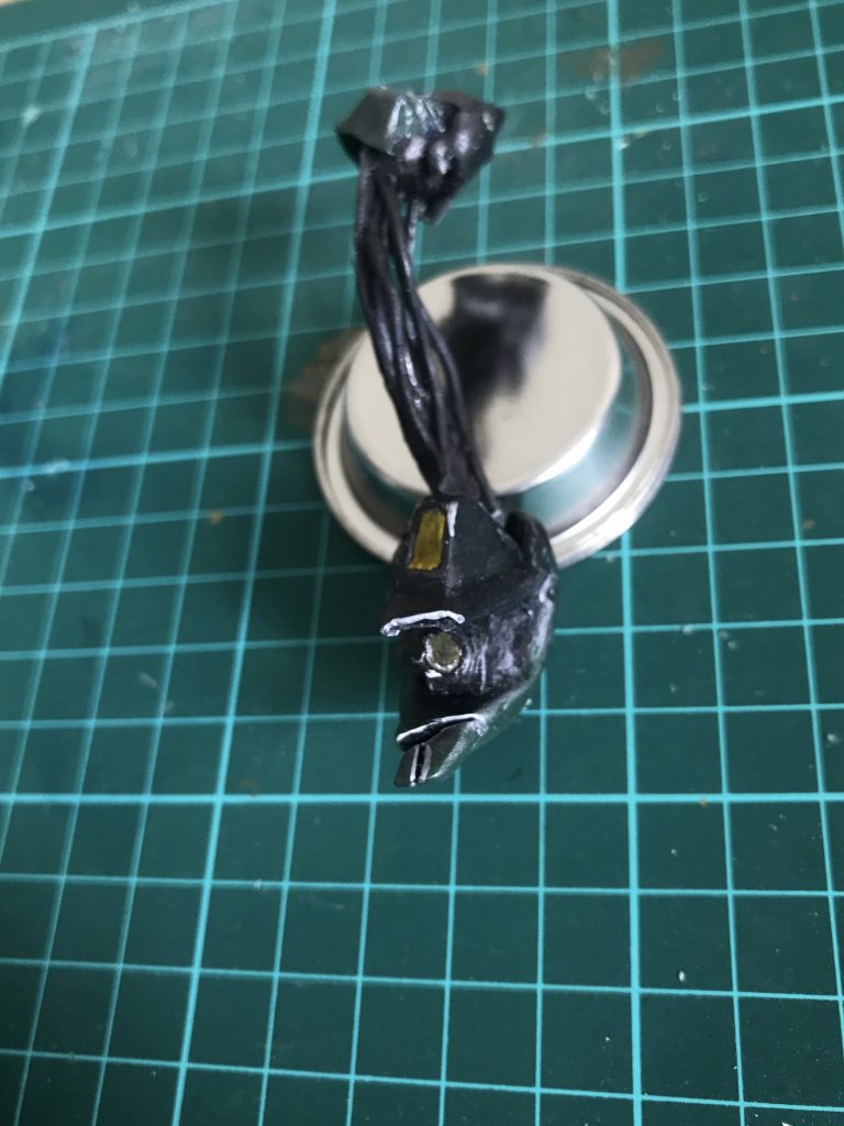 潰れたコックピットやモノアイ部分は余剰パーツを使ってます。頭とコックピットを繋ぐコードはキャブタイヤケーブルとランナー部分を使って作成しました。