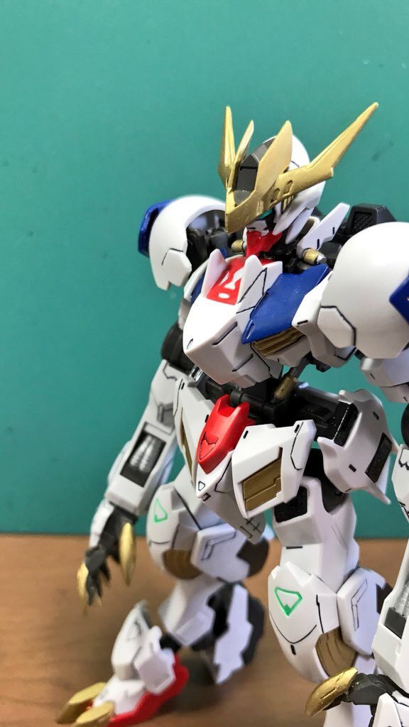 軽くバストアップ。胸部の突起は少し弄って尖らせてます。