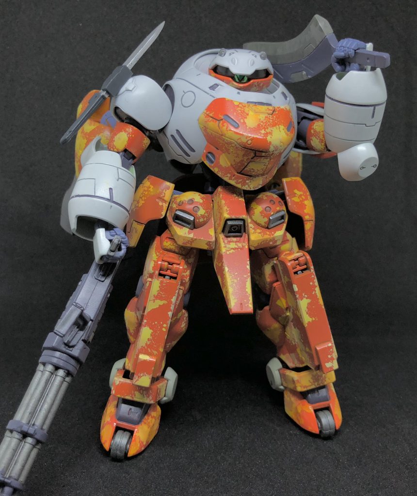 カラーリングをランドマンロディにしたくて、缶スプレーのオレンジを吹いたのですがなんか違ったので迷彩っぽくして誤魔化しました。