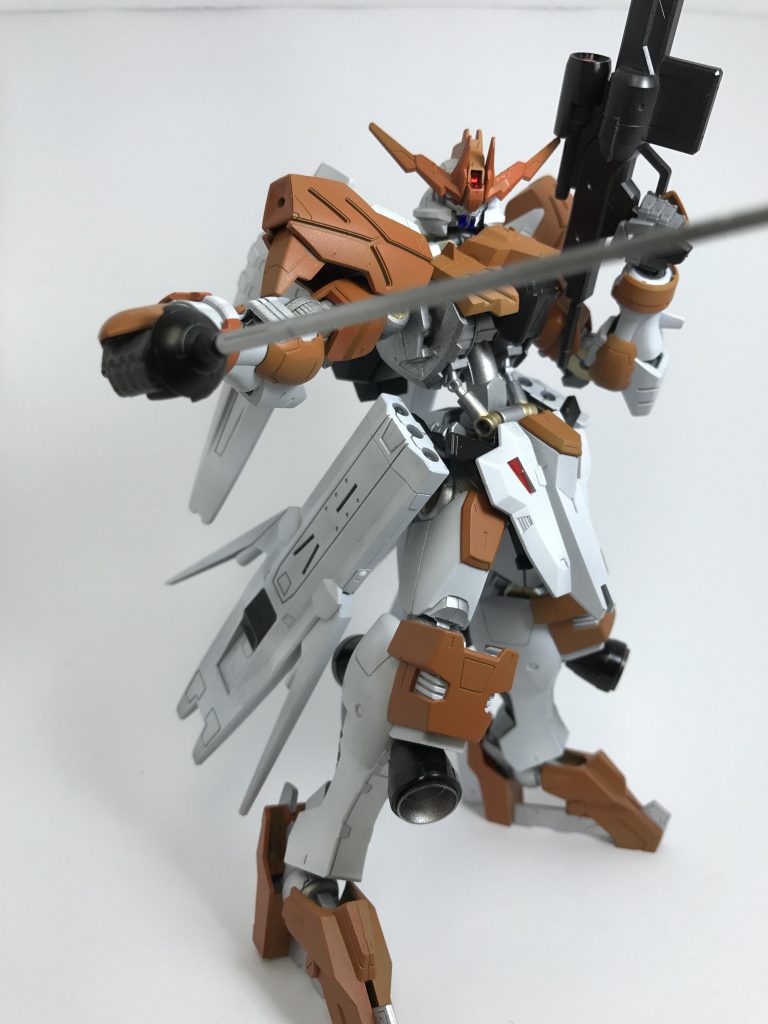 バーストサーベルを構えて。