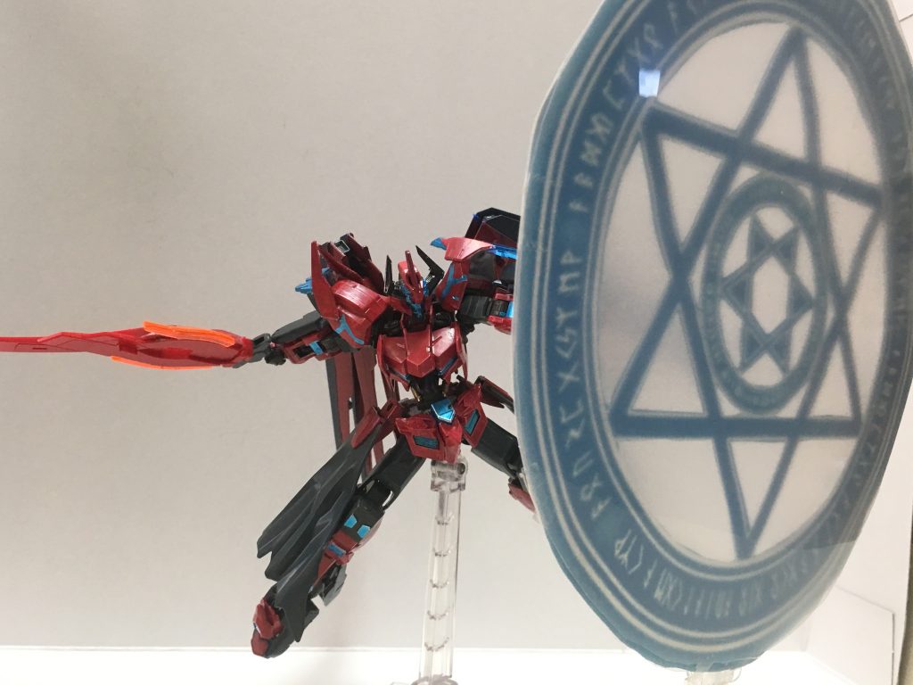 この機体の最大の特徴は魔法陣を模したバリアを張れることです
近接重視の機体なので遠距離からタコ殴りされることを防ぐために装備しました
これは写真にしにくかったので裏設定ですが二分間だけ自機中心に一定の範囲内の機体の特殊能力を強制的に止める機能が備わってますがその間は剣の特殊能力とバリアが使えません