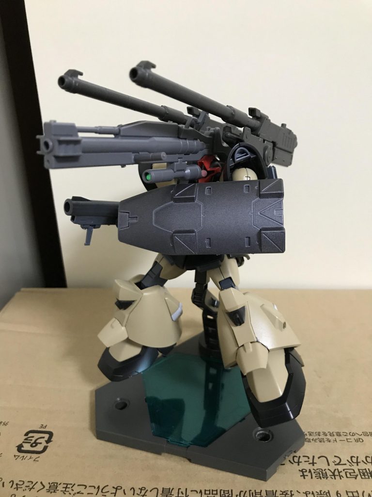 両手がふさがる通常兵装を考慮した結果開発された背面の“テンペストウィザード”は、追加ブースターの他に大型滑腔砲二門が装備されており、強襲時の面制圧から離脱時の牽制に至るまで、多角的に行動をフォローする。
さらに、非常時は手持ちも可能な折り畳み式スナイパーライフルを装備しており、これを併用する事によって遠距離に対するフルバースト攻撃も可能になっている。