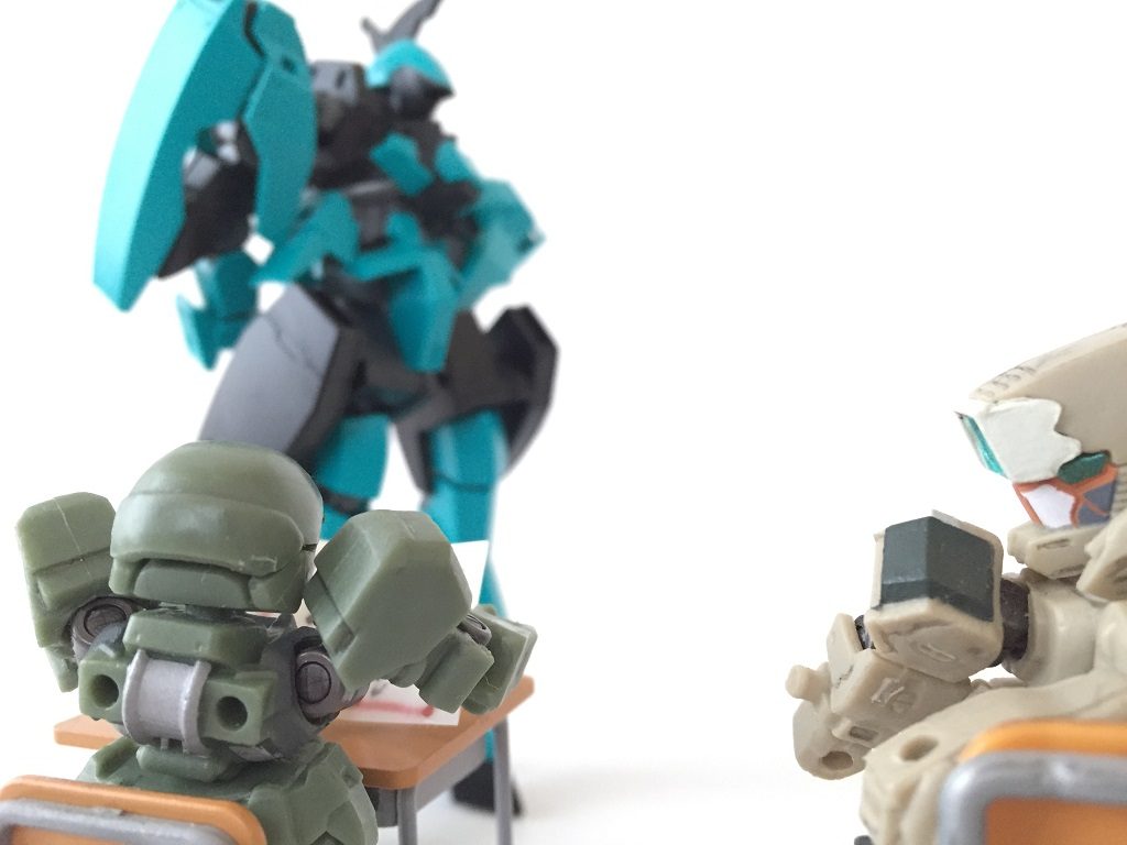 おわりです。
__________
どうも。
機体はグレイズの1/144とガシャポン戦士DASH05のグレイズです。
戯れに肩車させたら親子のようでした。
作文用紙はプラ板に白で塗装、ガンダムマーカーで罫線を引きました。
なお「ぼく」は小学校低学年を想定しています。
写真と本文が残っていたのでそのまま再現しました。
楽しく文章を組めました。
プラモデルを組む間も文章を書く間も何もかもとても楽しかったです。
