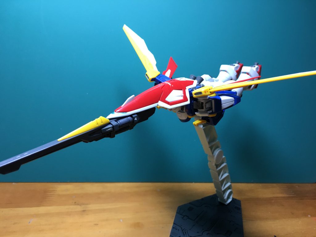 バード形態は拳を外すだけの簡単な変形。この変形のために膝関節が3重可動になっているのには驚きました。