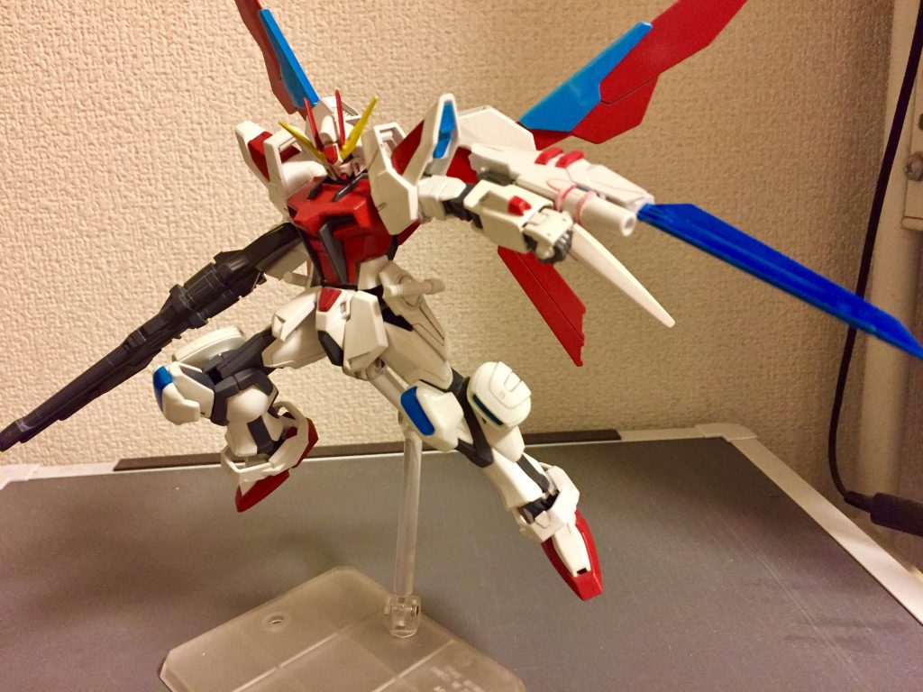 最大の特徴として、フォトンバッテリーから得られるエネルギーを刀身に回すことで、切断力を高める事ができる。エネルギーが滞留している表現にしたかったため、シルバー＋クリアブルーで色を付けてみました