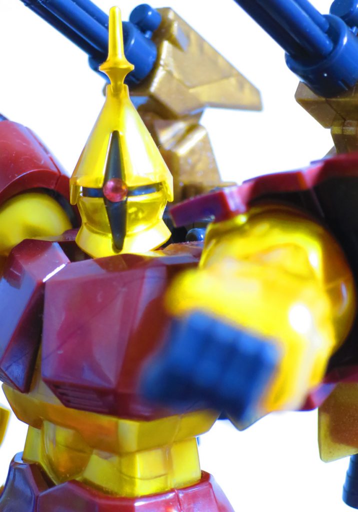 クールなイエロー
他の二人に遅れを取るが(主に関節の可動的な意味合いで)、プロポーションのよさは負けていない。
背負いもの重いが負けるなイエロー(のポリキャップ)