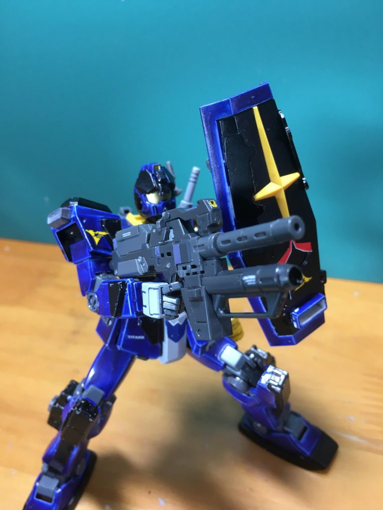 シールドにはアップリケアーマーを追加しているが、機動性確保の観点上、スパイク・シールドの使用がほとんどである。