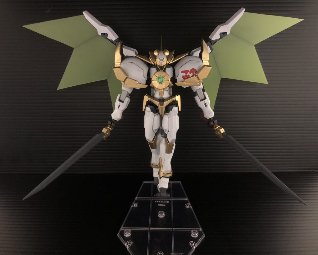 ここに、ガンダム×遊戯王×コードギアスの夢の機体が誕生です!
エナジーウィング基部はアームアームズのジョイントパーツ各種、ガンダムアスタロトの踵、ユニコーンガンダムのふくらはぎを組み合わせて作成しました。
緑色のウィング部分は文房具コーナーで買えるクリアバインダーの表紙を切り出して作っています。
