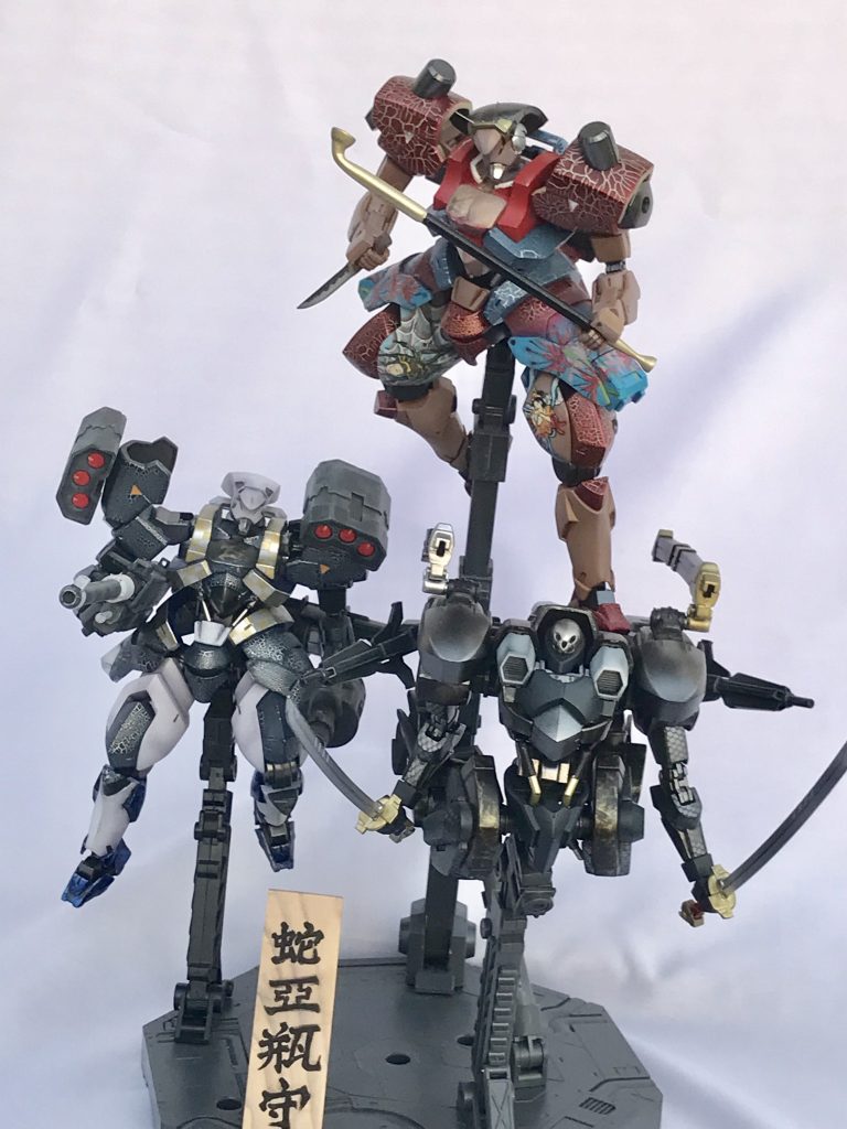 高速の切込隊長ラフタの百里、後方支援のアジーの百錬、トドメのアミダ姉の三機としてみました。