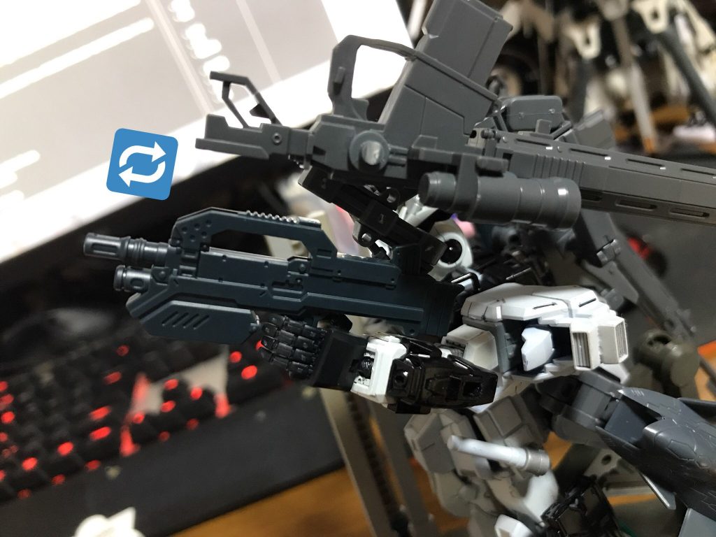 背部アームが伸びて回転することで武器を持ち替えることが可能です