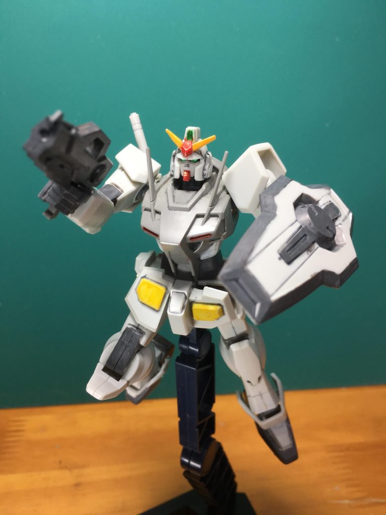 ビームガンはプレーンながらもカッコいいデザインだと思います。シールドの塗り分けはスジ彫りを彫ると吉でしょう。