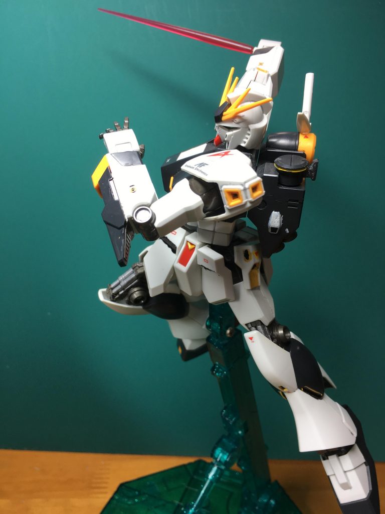 　個人的にお気に入りのポイントは左腕にある予備のサーベル。籠手ユニットのスライド、サーベル可動の手順はやっているだけでカッコいいと思います。