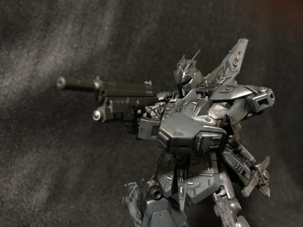 サプレッサー付きハンドガン。やっぱスネークはこの装備ですね。サプレッサー部分は3ミリのランナーに穴を開けて自作しました。