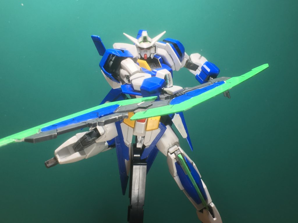 塗装はすべてガンダムマーカーです。レイザーの塗装パターンは初期設定画+ゲーム内アニメのイメージで塗装しています。サイドアーマーの白は前者、レイザーブレイドは後者に該当します。
青=ガンダムマーカー ガンダムブルー
緑=同アイグリーン
黒=同ブラック
グレー=同グレー
塗装箇所は大半がレイザーウェアです。