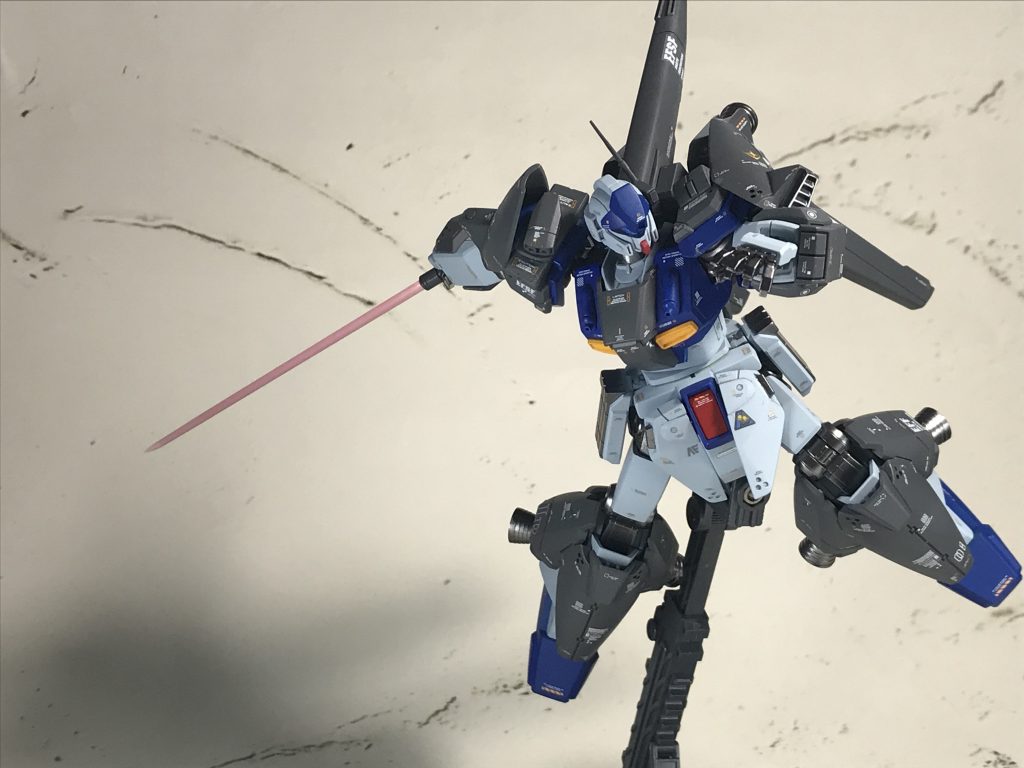 以上、妄想終了です。ジェスタのビームライフルを装備したのは完全に趣味です。FN SCARみたいなデザインが印象的ですね。カラーリングはジムスナイパーⅡを参考にエアブラシでベタ塗りです。細かい調色は不明ですが、関節に使ったバーチャロンカラーの「フレームメタリック1」は今後も使っていきたいです。デカールは若干貼りすぎた気がしますが、いいアクセントになっているのでは、と思っています。