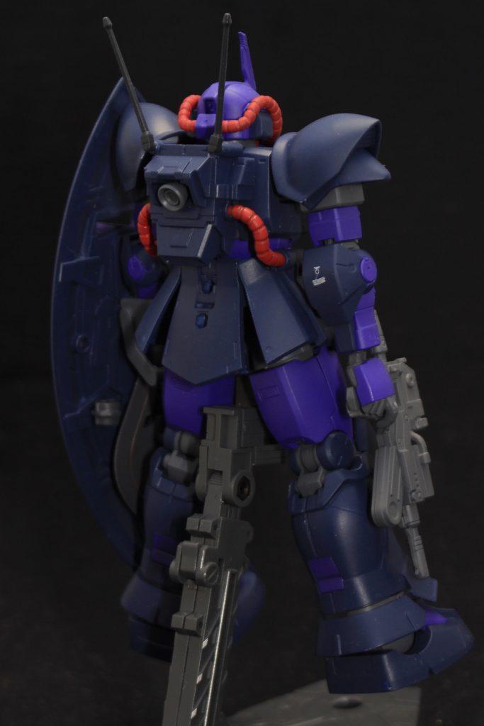 バックショット、大きな改造はしていないです。
内側の肩アーマーはジャンクパーツを接着してパテを盛りました。
アクトザクはパイプがサイドアーマーから伸びているので後ろ姿で赤色のパイプが映えますね。