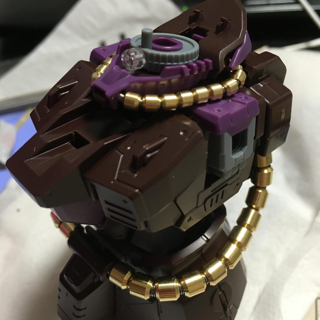 主だった改修ポイントは動力パイプです。
スプリング+メタルパイプでは重みに耐えられないので中に真鍮線を通しています。
バックパック内部ではプラ板を追加して真鍮線を固定してます。