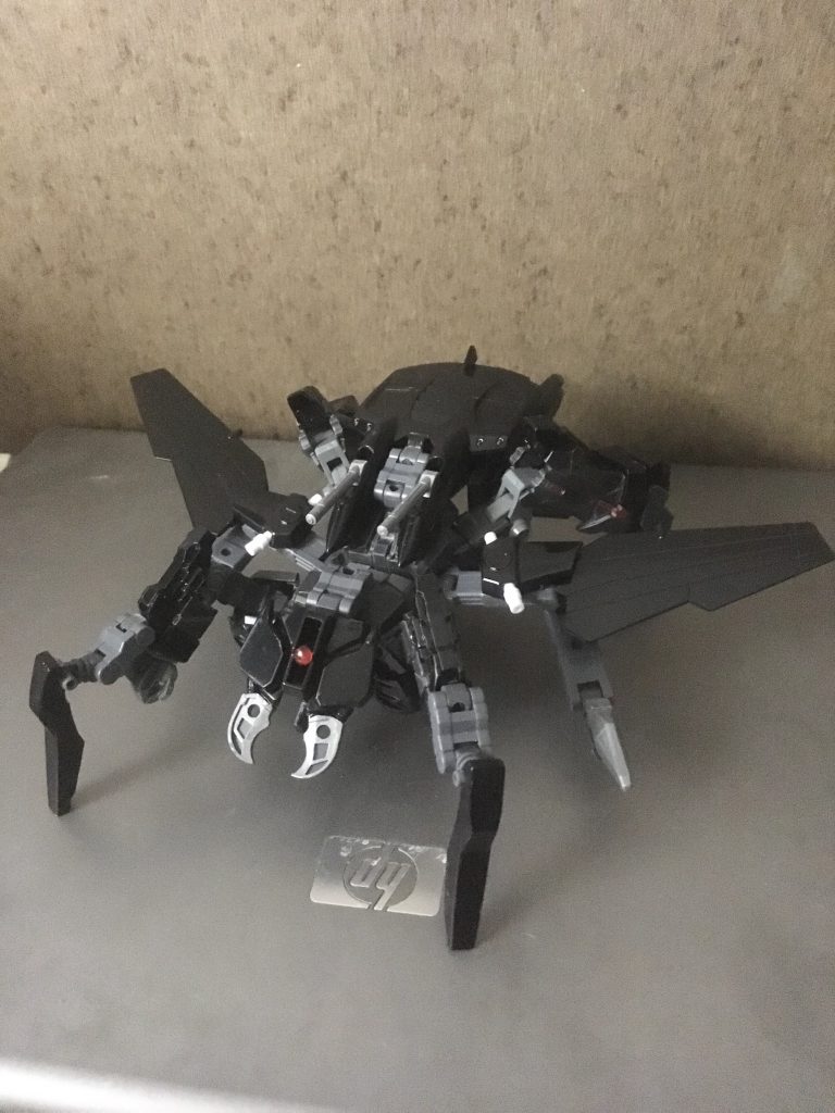 MA形態 ウイング展開
重力圏内での長距離移動の際に使用する。普段は装甲として機能している羽を展開し空力を得る事で移動距離と安定した飛行能力を得る。