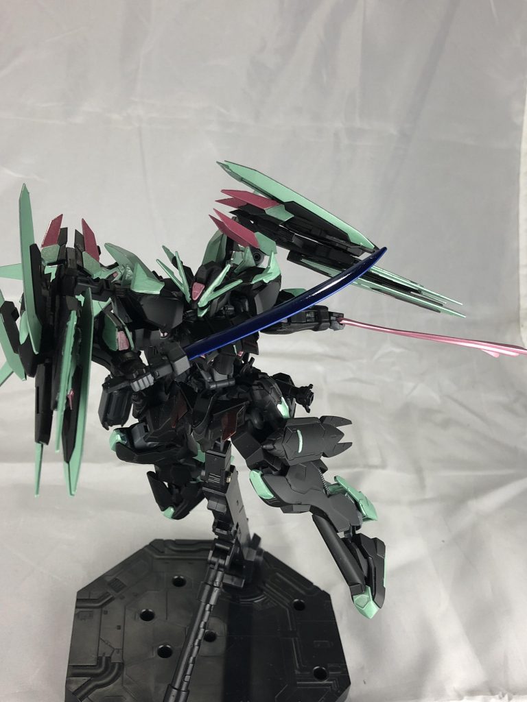 青龍刀(せいりゅうとう)。三つ叉双槍とは違い、切断性に特化した藍色のビーム刃を形成します。大元はビームザンバーですが、柄の部分を変更しました。