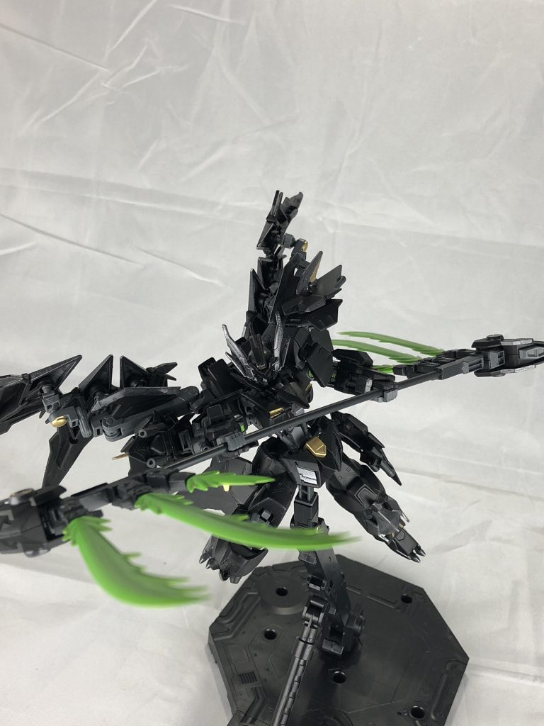 ドライビームサイズ。この機体の主武器です。攻撃範囲の増加として柄にも刃を追加し、刃の後ろにはブースターも追加しました。