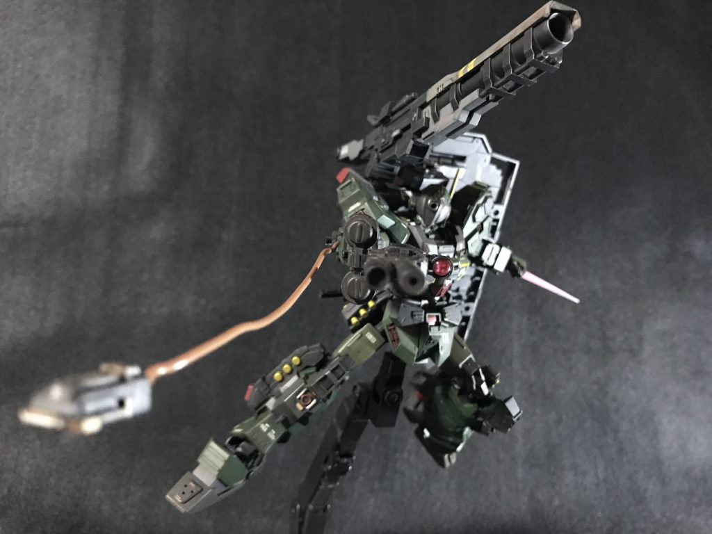 右前腕部。設定では予備マガジンラックでしたが、射出武器を装備。左前腕部はビームサーベルラックに。