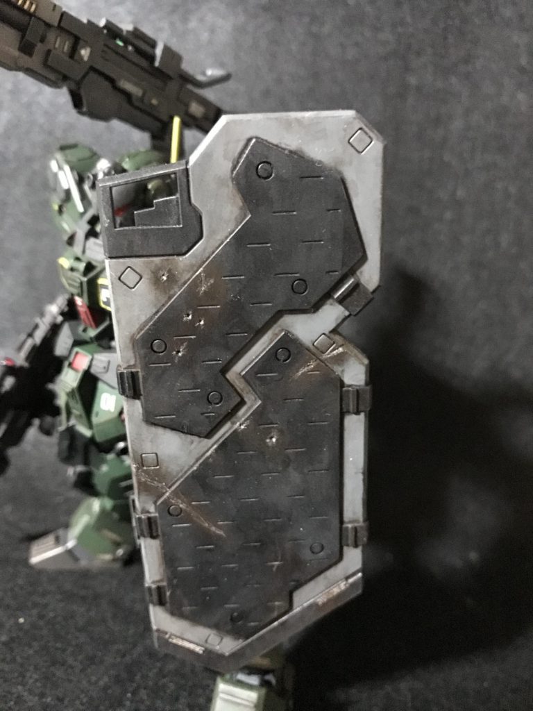 シールドはこんな感じです。使用感を出したかったのでダメージと汚しを強めに入れております。