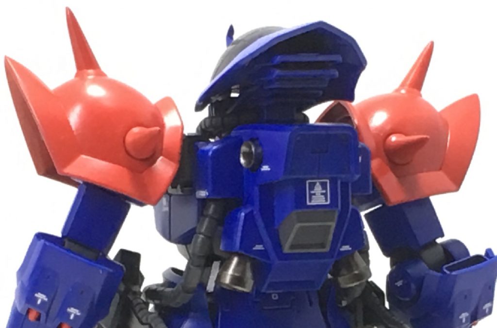 キットは形状自体は良いのですが、EXAMシステムにより大型化した設定を考えるとどうしても小さく感じるので(ザクやグフ以下の大きさでは済まないはず)、ヘルメットはRE/100のイフリート・シュナイドの余剰パーツをディテールとサイズを調整して使用しました。