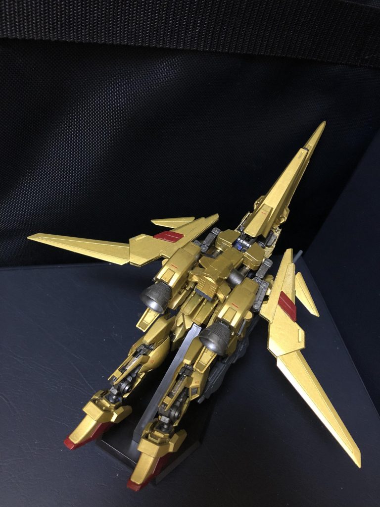 ・ウェブライダー(WR)
戦闘機に可変した形態。便宜上ウェブライダー(WR)と呼ばれる。
Zガンダム系列の様な複雑な変形ではなく、腰を反転し脚を折りたたむだけの簡素な変形で、シールドを機首に取り付ける、いわゆるWガンダム形式の変形である。(おっと、時系列が違ったか?)