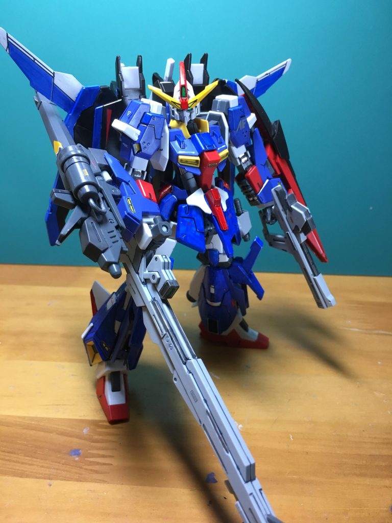 一応のフル装備形態。ランスが余ってしまうのはご愛嬌ということで。ビームライフルは、オリジナルのライトニングZでは銃口を拳側に向けて装着しますが、ジュッテを追加した関係上干渉してしまうので、銃口は肘関節側に向けて装着します。