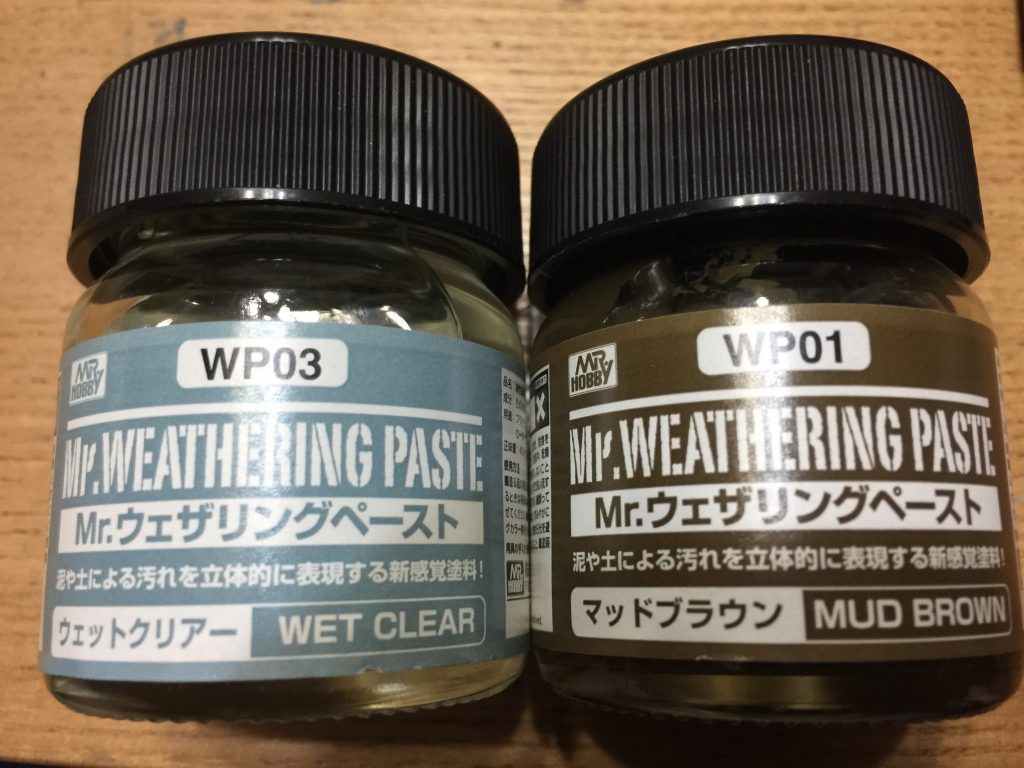 地面になる所にウエザリングペーストのマッドブラウンを厚めに塗ります。乾燥してくると自然とヒビ割れの表現になります。完全乾燥後ウエザリングペーストのウェットクリアーで水溜りと水流れ表現。緑の草みたいなヤツを適当にボンドで接着してから全体的に色味を筆塗りで調整して完成です
