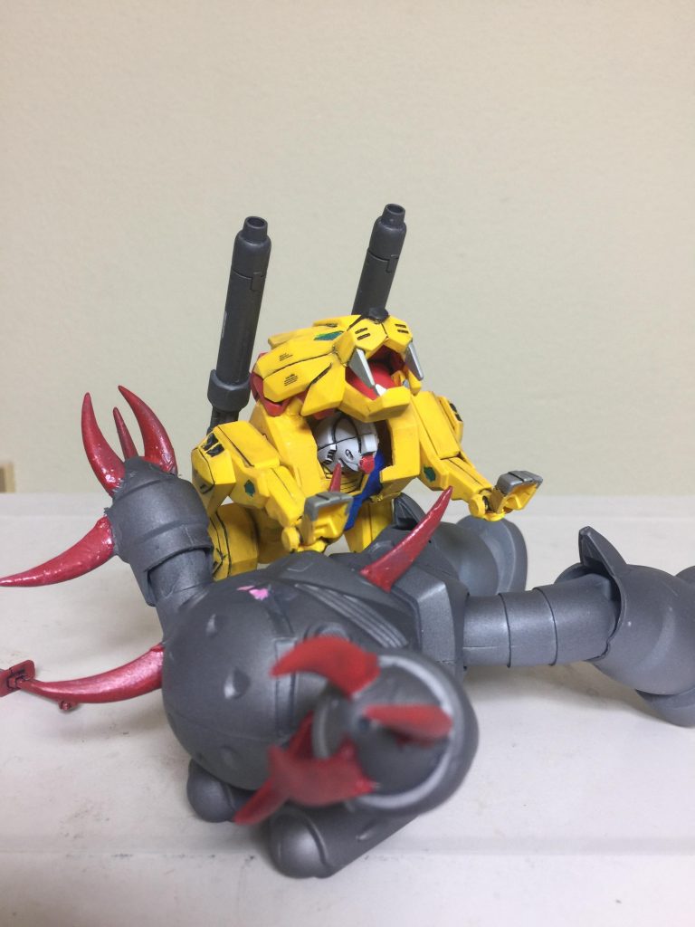 獣王・黒獅子VS魔怪獣ズゴック 獣王・黒獅子が 魔怪獣ズゴックに 噛みついたり 足の爪で ひっかいたりしている 戦闘シーン