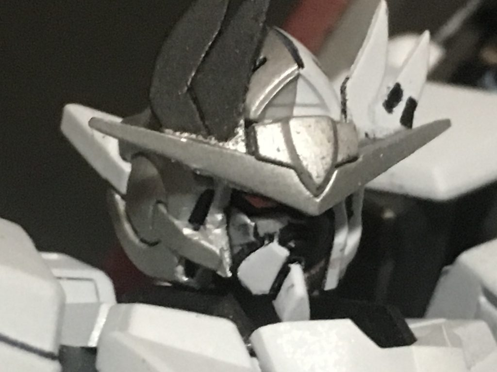 顔も左右非対称です