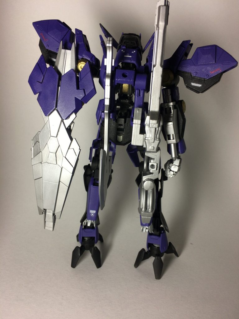 後ろ姿 主な装備は大型レールガン、シールド、パイルバンカー 大型アックスとなっている