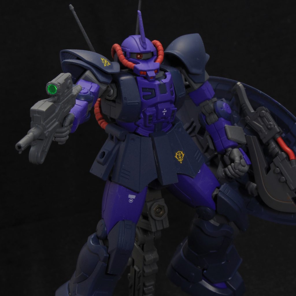 ビームライフル、こちらも付属のライフルにスコープだけビルダーズパーツのサイトレンズを使いました。
サイトレンズで言えばモノアイにも使ったんですが、奥まったデザインになりがちなモノアイはもっと彩度高めの色にするべきでした。