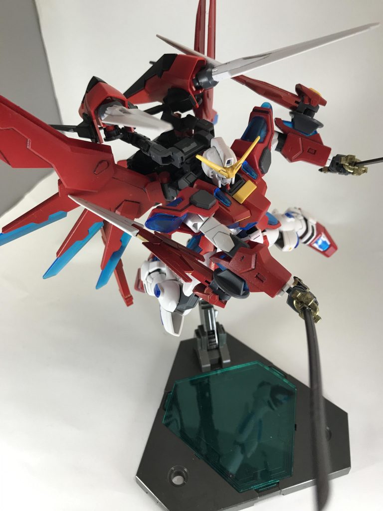 HGダブルオーライザーの箱絵を参考にポージングしました。