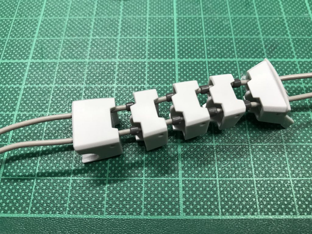 完成時にはあまり見えませんが、鼻の中にモビルパイプを一コマずつ入れてあります。