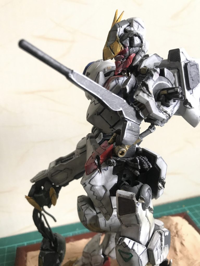 左腕の破損部分は少しアレンジ。目はイロプラを使って赤くしました。