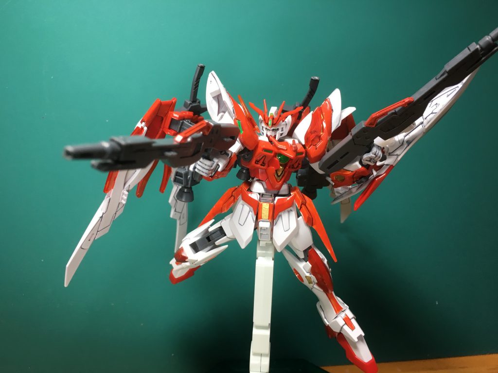 ツインバスターライフルの銃口のスリットは2mmピンバイスで先端を彫り込み、エッチングソーとナイフ、紙ヤスリで開口しました。