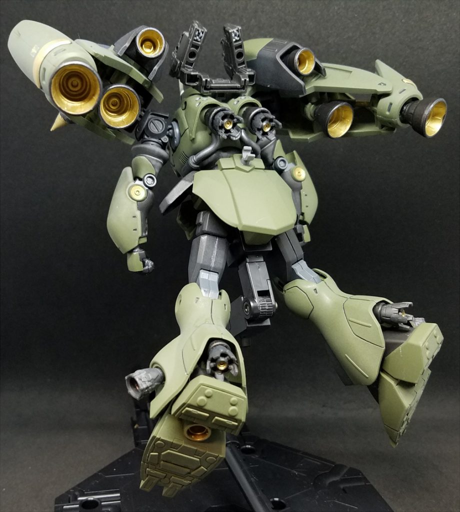 飛行中っぽいアングル。
背中と足の付け根のブースターの中にビルダーズパーツのバーニアを仕込んで二重構造にし、
スネ横の部分にもバーニアを追加。