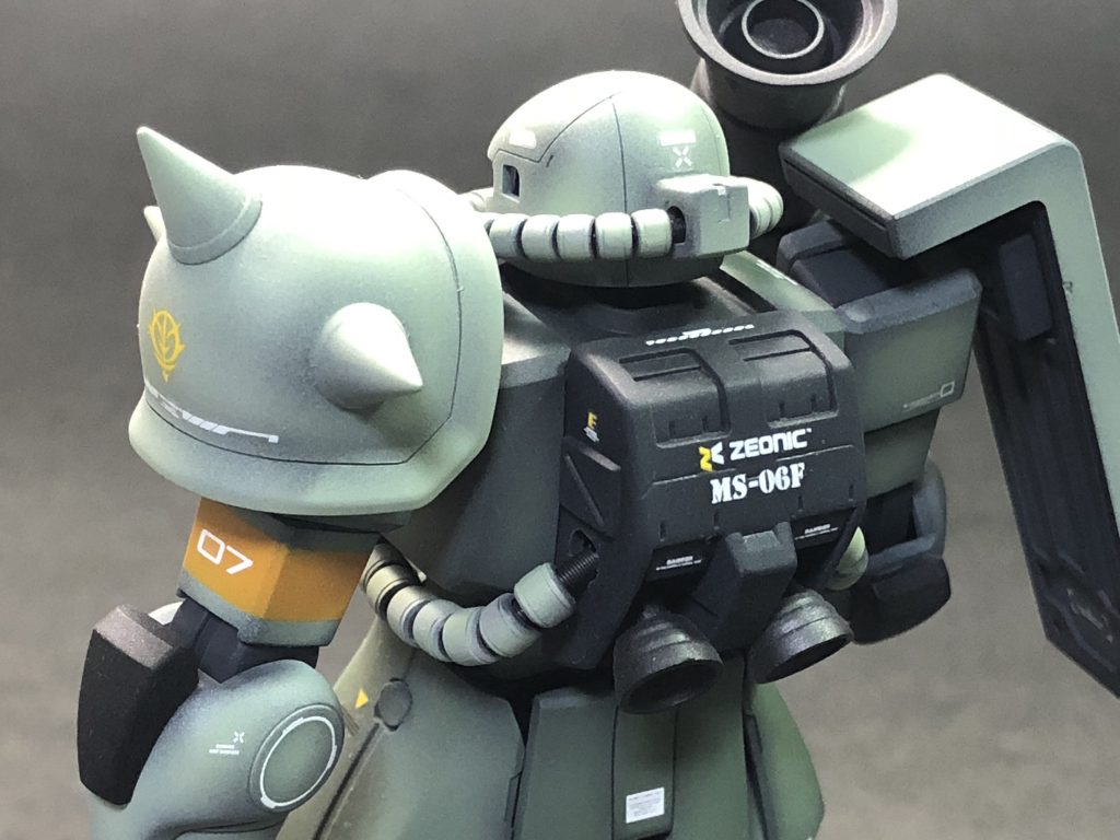 左腕上腕には「戦術核装備機」のオレンジマーカー。